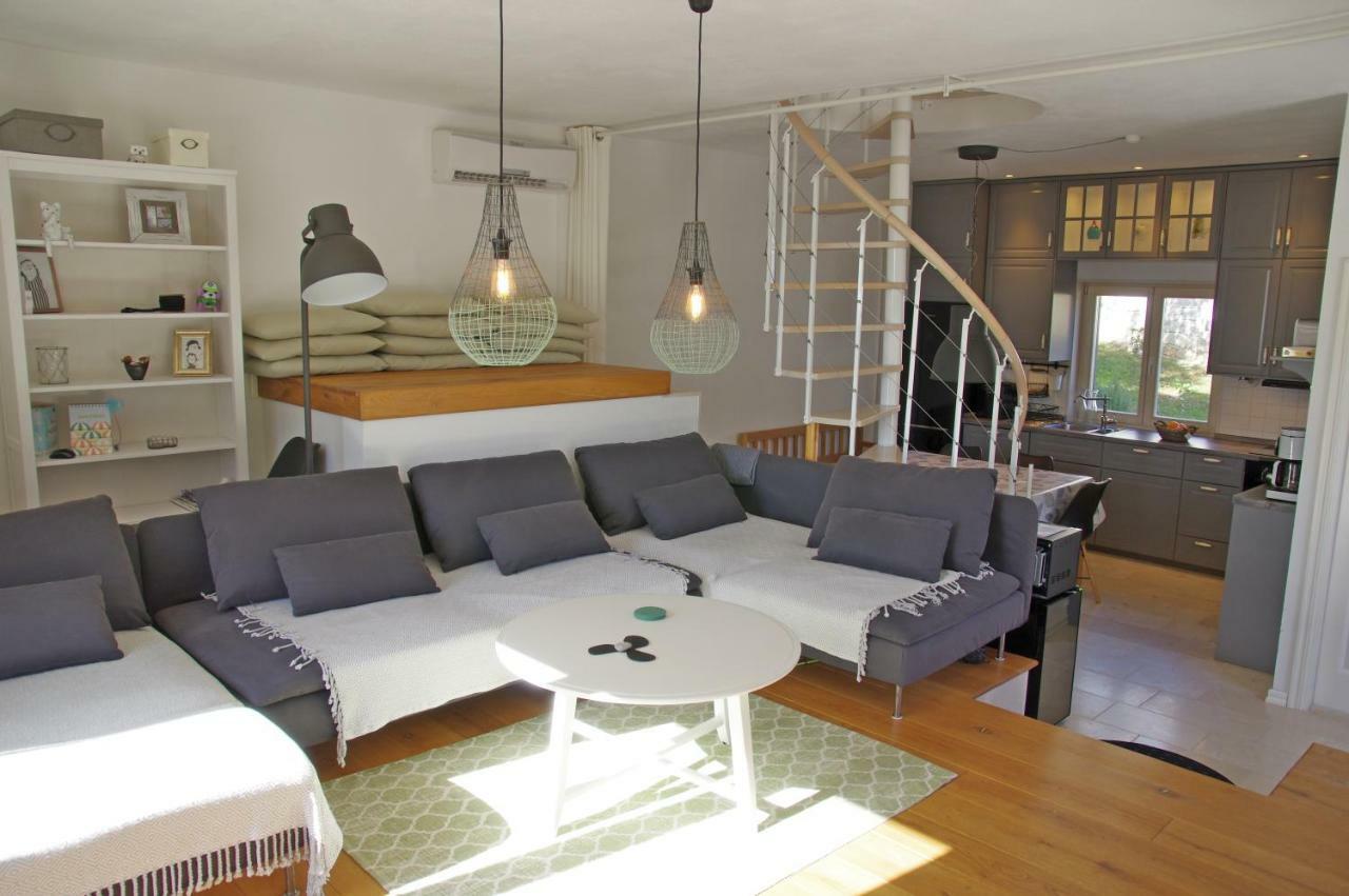 Holiday Home Nevista Sumartin Eksteriør bilde